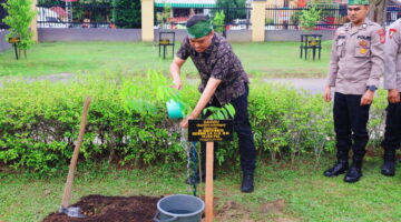 Pakai Tanjak, Irjen Darinto, Kapolda Riau dan Wakapolda Tanam Pohon Gaharu di Mapolda
